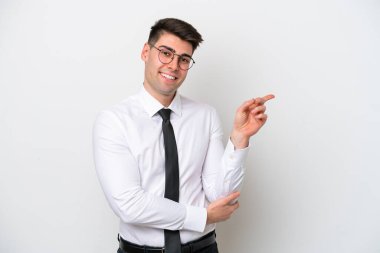 Beyaz arka planda izole edilmiş beyaz tenli bir adam parmak işareti yapıyor.