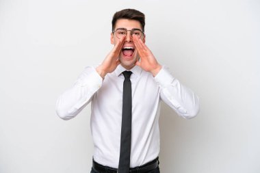 Beyaz arka planda izole edilmiş beyaz bir adam bağırıyor ve bir şey duyuruyor.