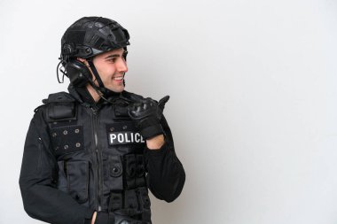 Özel Tim 'in beyaz arka planda izole edilmiş beyaz adamı bir ürünü sunmak için kenarı işaret ediyor.