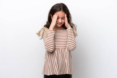 Beyaz arka planda başağrısı olan küçük bir kız.