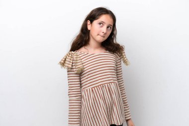 Beyaz arka planda izole edilmiş küçük bir kız yukarı bakarken şüphe duyuyor.