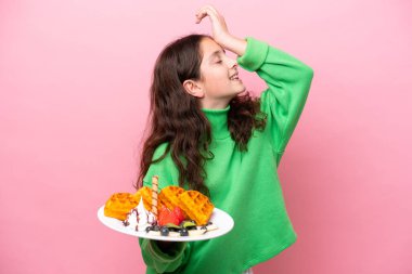 Pembe arka planda gözleme tutan küçük beyaz kız bir şey fark etti ve çözüme niyetlendi.