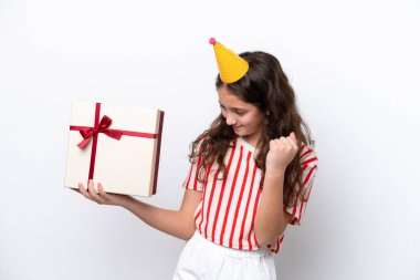 Doğum günü şapkalı kız elinde beyaz arka planda hediye kutusu tutuyor. 
