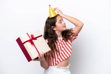 Doğum günü şapkalı kız elinde beyaz arka planda hediye kutusu tutuyor. 