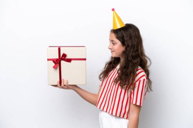 Doğum günü şapkalı kız elinde beyaz arka planda hediye kutusu tutuyor. 