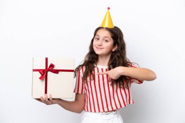 Doğum günü şapkalı kız elinde beyaz arka planda hediye kutusu tutuyor. 