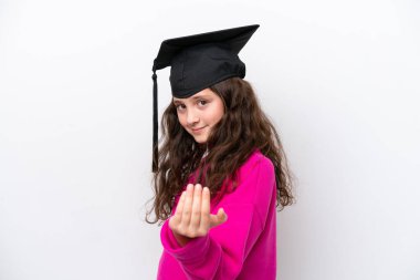 Mezuniyet şapkası takan küçük öğrenci kız pembe arka planda izole edilmiş, bizimle gelmesi için davet ediliyor. Gelmene sevindim.