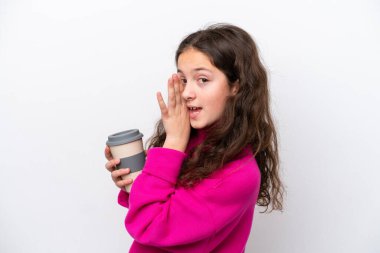 Beyaz arka planda izole edilmiş kahve taşıyan beyaz bir kız bir şeyler fısıldıyor.
