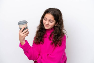 Beyaz arka planda, üzgün bir ifadeyle izole edilmiş kahve taşıyan küçük beyaz bir kız.