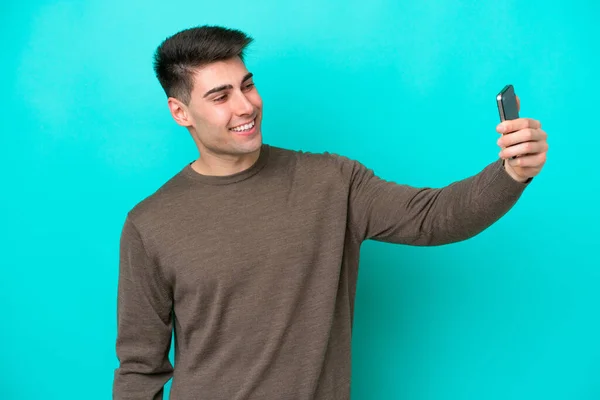 Ung Kaukasisk Man Isolerad Blå Bakgrund Gör Selfie — Stockfoto