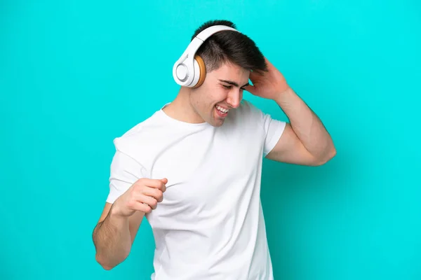 Jonge Blanke Man Geïsoleerd Blauwe Achtergrond Luisteren Muziek Dansen — Stockfoto