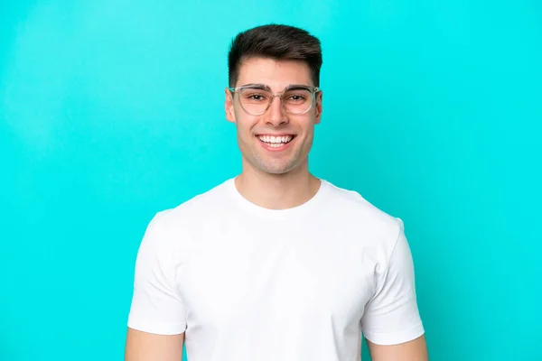 Fiatal Fehér Férfi Elszigetelt Kék Háttér Szemüveggel Boldog Arckifejezéssel — Stock Fotó