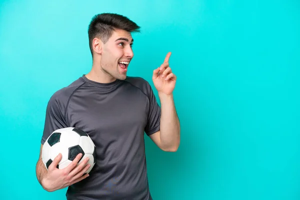 Jonge Kaukasische Voetballer Man Geïsoleerd Blauwe Achtergrond Van Plan Oplossing — Stockfoto