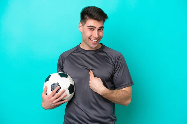 若いですCaucasianサッカー選手男隔離上の青の背景とともに驚きの顔の式 — ストック写真