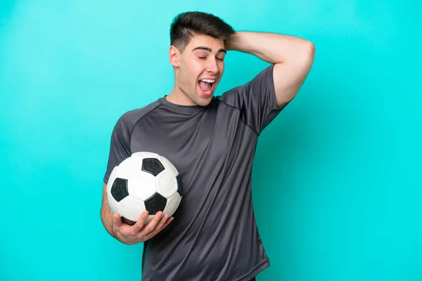 Jonge Kaukasische Football Speler Man Geïsoleerd Blauwe Achtergrond Doen Verrassing — Stockfoto