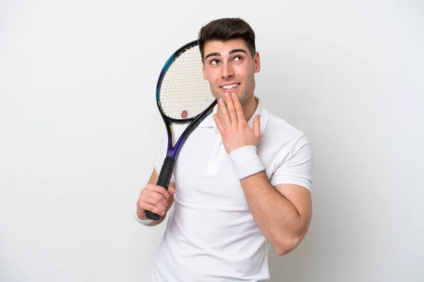白地に孤立した若いテニス選手が笑顔で見上げ — ストック写真