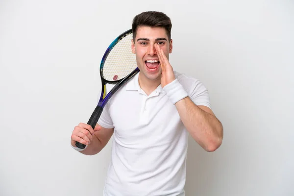 Ung Tennisspelare Man Isolerad Vit Bakgrund Skrika Med Munnen Vidöppen — Stockfoto