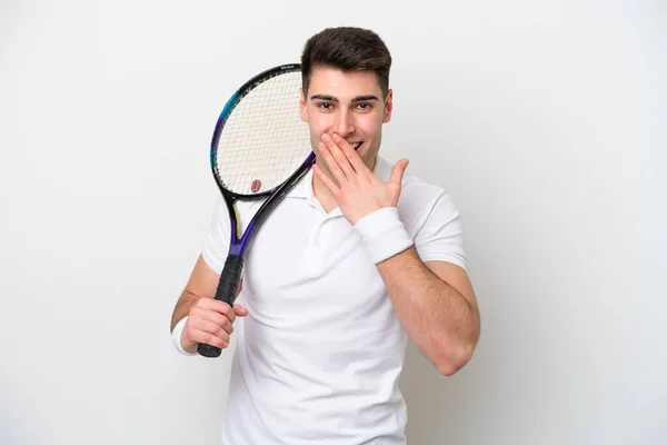 白地に孤立した若いテニス選手が手で口を覆い笑顔で — ストック写真