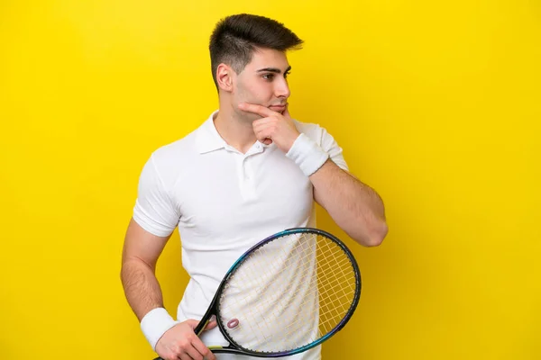 Ung Kaukasisk Man Isolerad Vit Bakgrund Spelar Tennis Och Tänker — Stockfoto