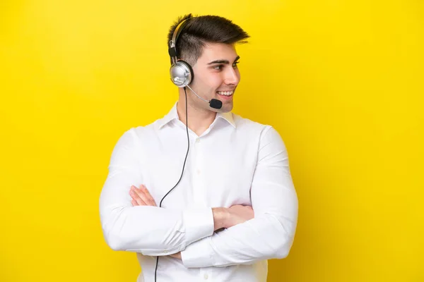 Telemarketer Biały Mężczyzna Pracuje Słuchawki Izolowane Żółtym Tle Patrząc Boku — Zdjęcie stockowe