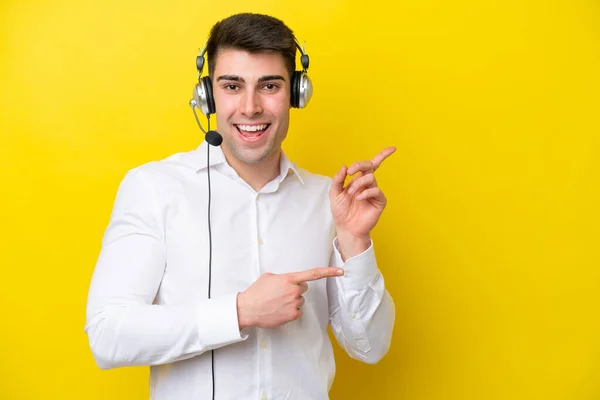 Telemarketer Καυκάσιος Άνθρωπος Που Εργάζονται Ένα Ακουστικό Απομονώνονται Κίτρινο Φόντο — Φωτογραφία Αρχείου