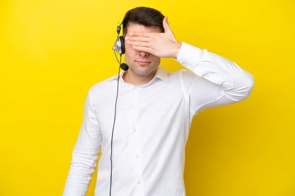 Telemarketer Homem Caucasiano Trabalhando Com Fone Ouvido Isolado Fundo Amarelo — Fotografia de Stock