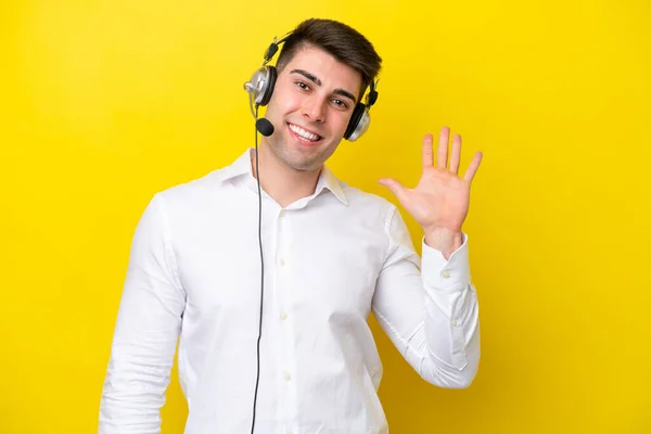 Telemarketer Kaukaski Mężczyzna Pracuje Słuchawki Izolowane Żółtym Tle Salutując Ręki — Zdjęcie stockowe