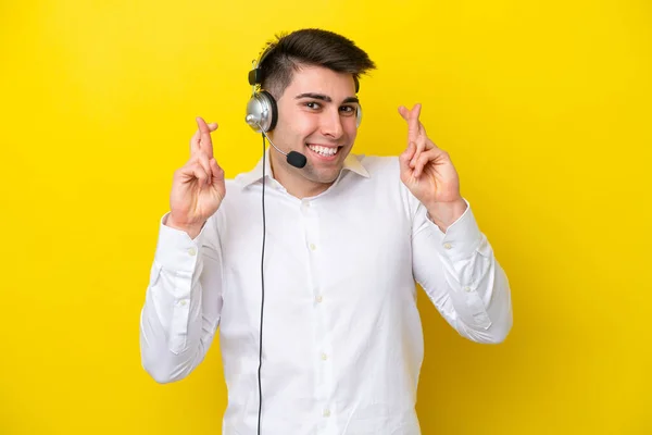 Telemarketer Homem Caucasiano Trabalhando Com Fone Ouvido Isolado Fundo Amarelo — Fotografia de Stock