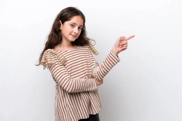 Kleines Mädchen Isoliert Auf Weißem Hintergrund Glücklich Und Zeigt Nach — Stockfoto