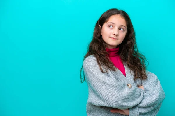 Menina Isolada Fundo Azul Olhando Para Lado — Fotografia de Stock