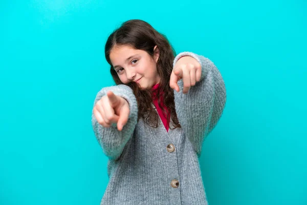 Menina Isolada Fundo Azul Apontando Frente Com Expressão Feliz — Fotografia de Stock