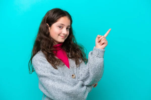 Malá Dívka Izolované Modrém Pozadí Šťastný Ukazující Nahoru — Stock fotografie