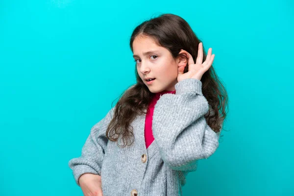 Malá Dívka Izolované Modrém Pozadí Poslech Něco Tím Ruku Ucho — Stock fotografie