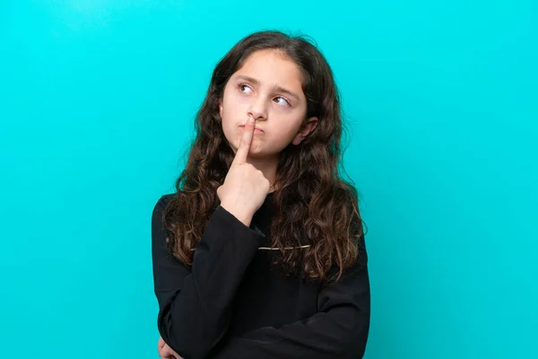 Menina Isolada Fundo Azul Com Dúvidas Olhar Para Cima — Fotografia de Stock