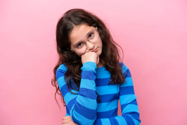 Menina Isolada Fundo Rosa Com Óculos Com Expressão Triste — Fotografia de Stock