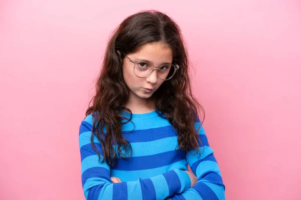 Menina Isolada Fundo Rosa Com Óculos Braços Cruzados — Fotografia de Stock