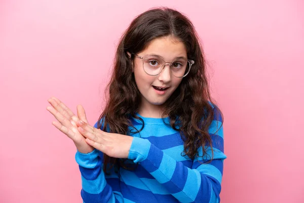 Menina Isolada Fundo Rosa Com Óculos Aplausos — Fotografia de Stock