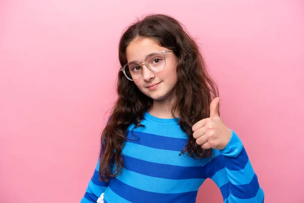 Menina Isolada Fundo Rosa Com Óculos Com Polegar Para Cima — Fotografia de Stock