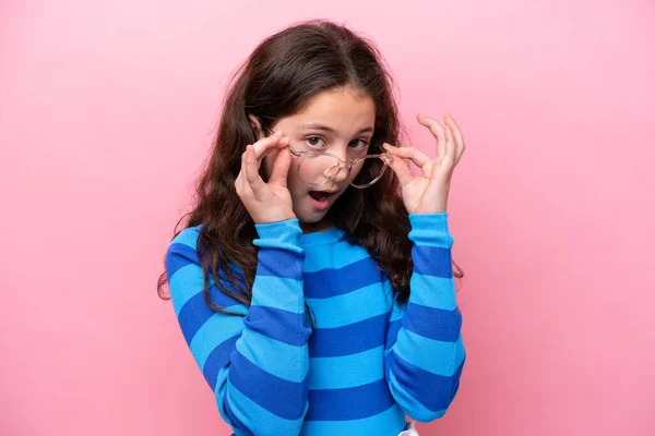 Menina Isolada Fundo Rosa Com Óculos Expressão Surpresa — Fotografia de Stock