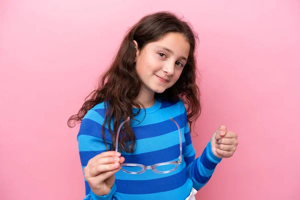 Menina Isolada Fundo Rosa Com Óculos Com Expressão Feliz — Fotografia de Stock