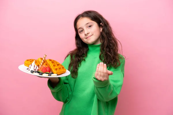 Liten Kaukasisk Flicka Som Håller Våfflor Isolerade Rosa Bakgrund Inbjudande — Stockfoto