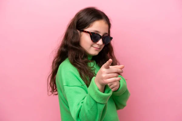 Menina Caucasiana Usando Óculos Sol Isolados Rosa Pontos Fundo Dedo — Fotografia de Stock