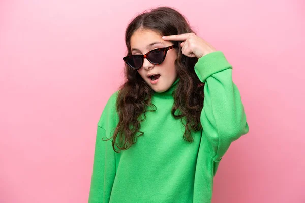 Liten Kaukasiska Flicka Bär Solglasögon Isolerad Rosa Bakgrund Med Avsikt — Stockfoto