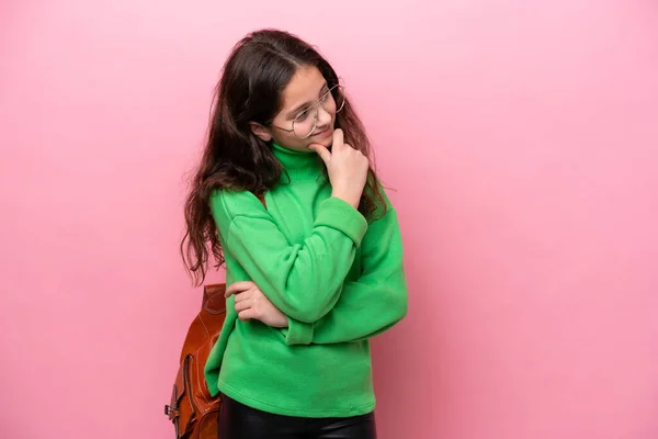 Pequena Menina Estudante Isolado Fundo Rosa Olhando Lado — Fotografia de Stock