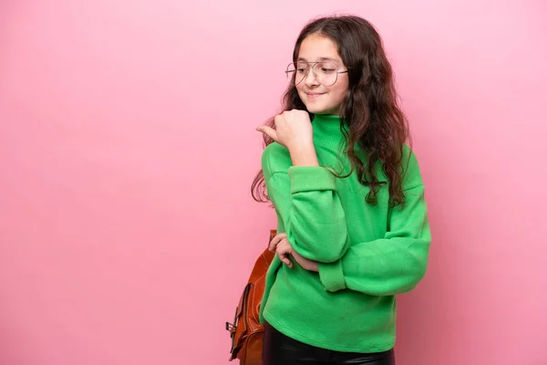 Kleine Studentin Isoliert Auf Rosa Hintergrund Zeigt Auf Die Seite — Stockfoto