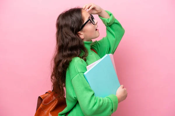 Klein Student Meisje Geïsoleerd Roze Achtergrond Heeft Iets Gerealiseerd Van — Stockfoto