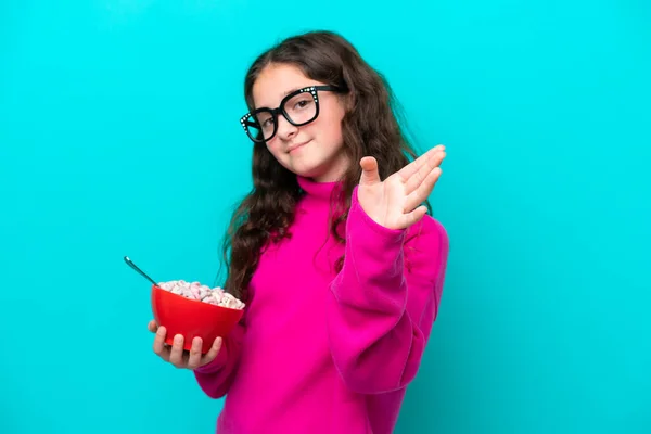 Niña Sosteniendo Tazón Cereales Aislado Sobre Fondo Azul Saludando Con — Foto de Stock