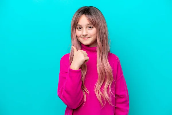 Menina Com Cabelo Rosa Isolado Fundo Azul Com Polegares Para — Fotografia de Stock