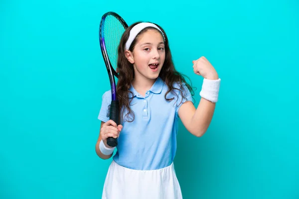 Malá Kavkazská Dívka Hraje Tenis Izolované Modrém Pozadí Slaví Vítězství — Stock fotografie