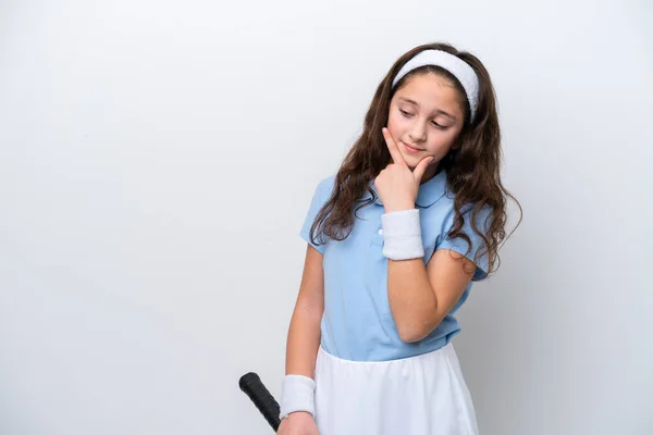 Malá Dívka Izolované Bílém Pozadí Hrát Tenis Myšlení — Stock fotografie